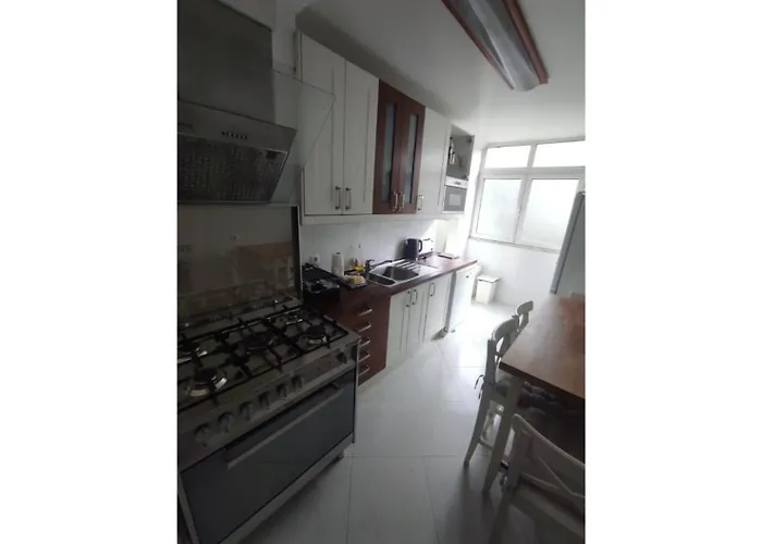 Large Contemporary With Three-bedroom Apartment *