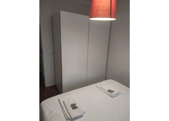 Large Contemporary With Three-bedroom Apartment Lissabon