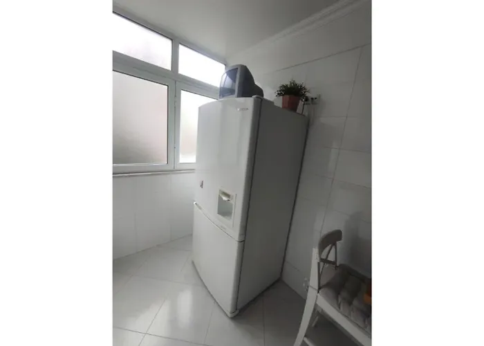 Large Contemporary With Three-bedroom Apartment *